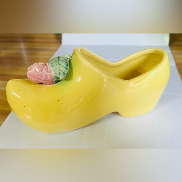 Vintage McCoy Pottery Dutch shoe with rose & leaves. Color is bright & complete. - Picture 2 of 7